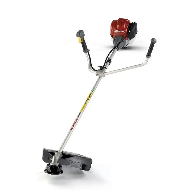 Débroussailleuse HONDA UMK 450 LE 50 cm³ moteur 4 temps GX50. Modèle professionnel livré avec tête à fils, couteau 3 dents et harnais confort. Pour défrichage et coupe intensive.