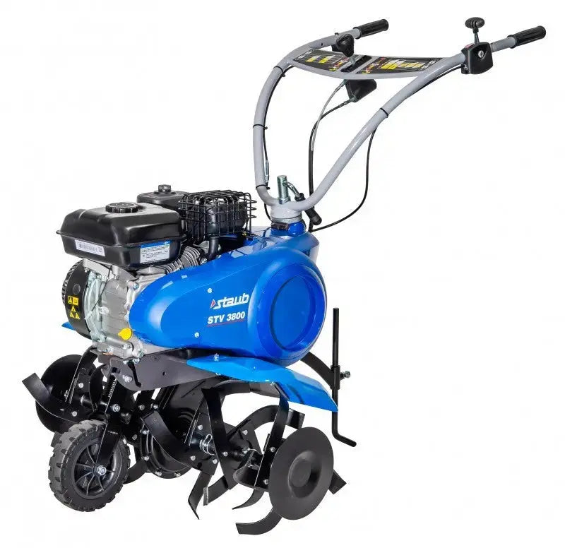 Motobineuse STAUB STV 3800 : moteur Briggs & Stratton 208 cm³, 6 fraises, largeur 80 cm, 2 vitesses avant + 1 arrière, guidon réglable, roue de transport. Motoculteur thermique puissant et transformable.