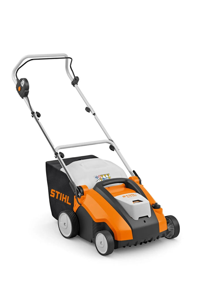 Scarificateur STIHL RLA 240 sans fil 36 V, largeur 34 cm, 10 couteaux. Léger, maniable, avec bac 50 L. Idéal pelouses jusqu’à 250 m². Confort, autonomie et performance garanties.
