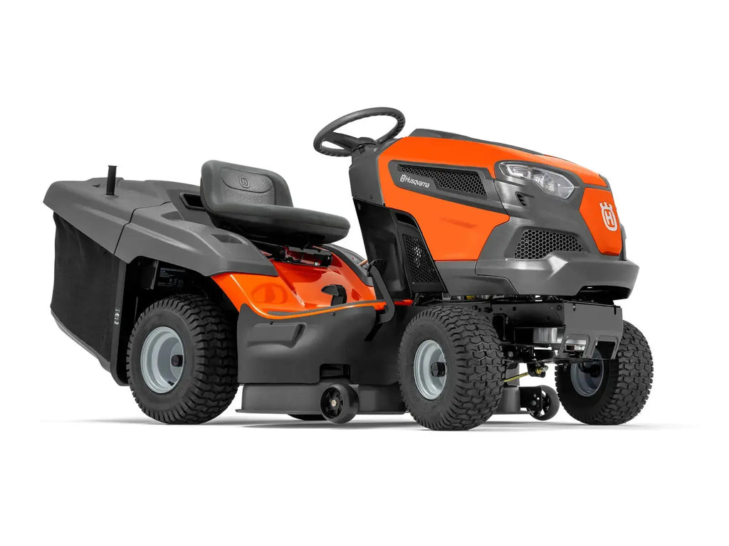 Tondeuse autoportée HUSQVARNA TC 242 T, moteur bicylindre 764 cm³, largeur 108 cm, transmission hydrostatique, bac 320 L, carter renforcé.