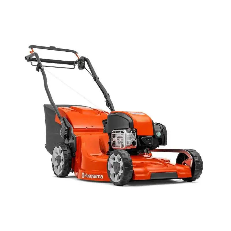 Tondeuse HUSQVARNA LC 353 V thermique, moteur 163 cm³, largeur de coupe 53 cm, bac 60 L, vitesse variable jusqu’à 5 km/h, système TrioClip. Idéale grandes surfaces.