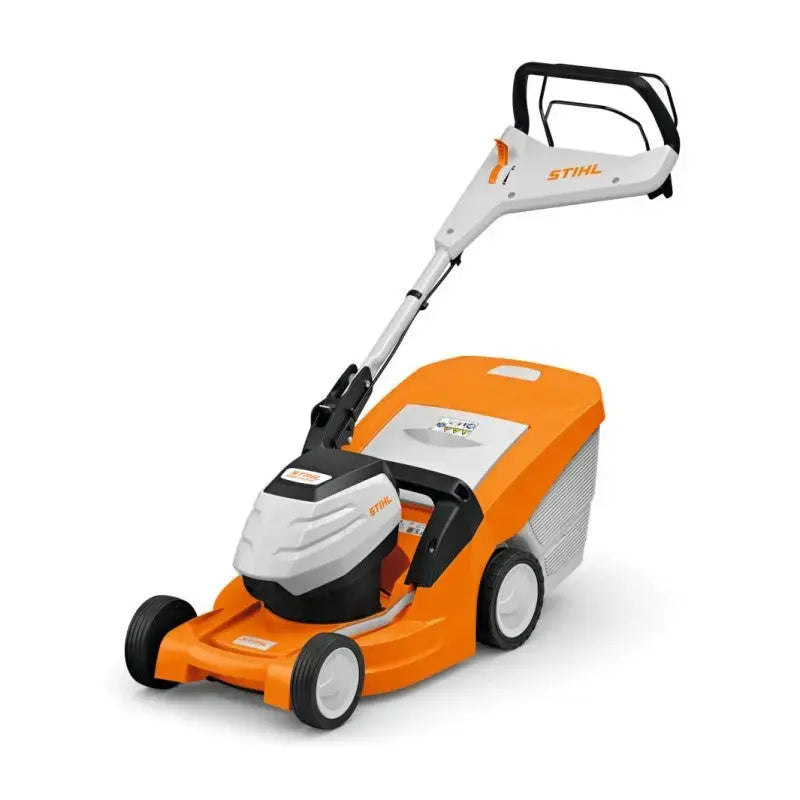Tondeuse STIHL RMA 443 VC à batterie 36V, variateur 6 vitesses, 43 cm de coupe, bac 55 L. Idéale pour jardins moyens. Compatible batteries AP. Mulching en option.