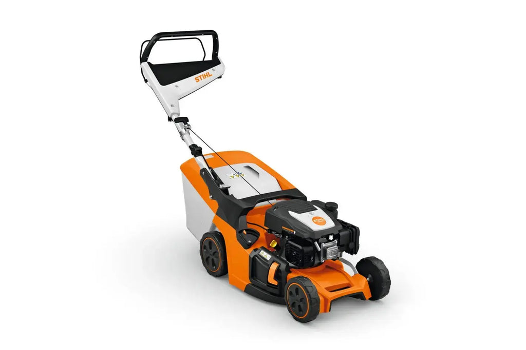 Tondeuse STIHL RME 443 électrique 1,5 kW. Largeur 43 cm, bac 55 L, guidon repliable. Légère et puissante, idéale pour pelouses moyennes. Mulching en option.