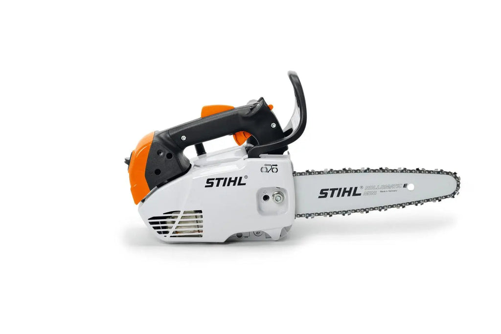 Tronçonneuse thermique STIHL MS 151 C-E – Ultra légère (2,6 kg), 1,42 CV, coupe 30 cm. Équipée Ergo-Start, guide + 2 chaînes incluses. Idéale élagage et précision.