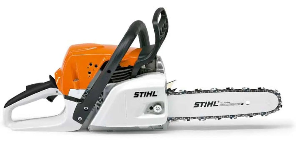 Tronçonneuse STIHL MS 251 : thermique 2 temps, 2,2 kW pour 4,9 kg. Coupe 45 cm avec chaîne .325″ – 1.3. Idéale usage domestique et artisanal. 2 chaînes STIHL incluses.