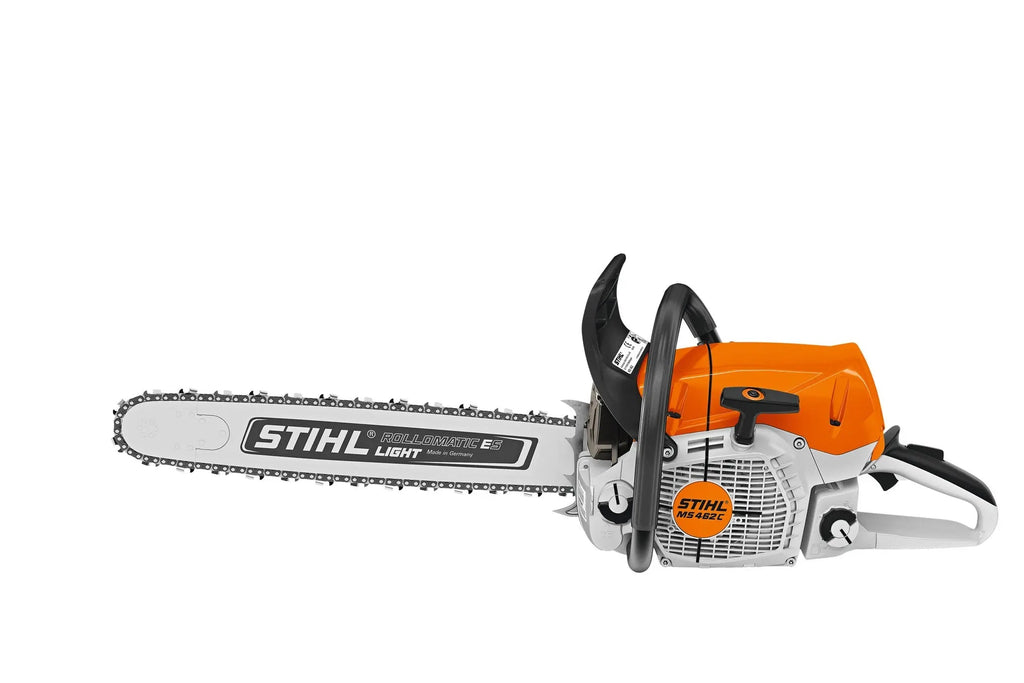 Tronçonneuse STIHL MS 462 C-M thermique – 4,4 kW, 6 kg, système M-Tronic, guide au choix 50 à 63 cm. Livrée avec 2 chaînes et hachette AX6. Puissante et légère pour les pros forestiers.
